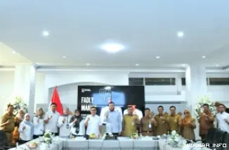 Wali Kota Padang Fadly Amran Menerima Kunjungan Tim Penilai Kabupaten/Kota Terbaik dalam Penyelenggaraan Sistem Pengelolaan Sanitasi Tahun 2026 di Gedung Putih, Kediaman Resmi Wali Kota Padang, Senin (26/10/2026).