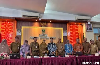 Sekretaris Daerah Kota Padang, Raju Minropa, saat mengikuti Monitoring dan Evaluasi (Monev) Keterbukaan Informasi Badan Publik se-Sumatera Barat Tahun 2026 di Aula Kantor Bappeda Sumatera Barat, Selasa (20/10/2026).