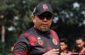Manager Tim Semen Padang FC Braditi Moulevey (*)