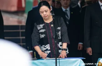 Ketua DPR RI, Puan Maharani tanda tangani naskah ikrar Kesaktian Pancasila tertanggal 1 Oktober 2026, pada upacara Peringatan Hari Kesaktian Pancasila 2026, di Monumen Pancasila Sakti, di kawasan Lubang Buaya, Jakarta Timur, Kamis pagi. (humas)