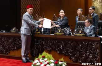Ketua Komisi III DPR, Habiburokhman serahkan hasil fit and proper test calon Kapolri pada Ketua DPR RI, Puan Maharani dalam rapat paripurna, Kamis. (humas)