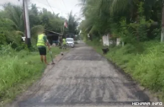 Petugas Dinas PUPR Kota Padang Melakukan Penambalan (patching) Jalan di Sejumlah Kawasan, Minggu (25/10/2026).