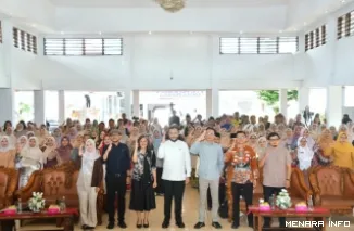 Wali Kota Padang Fadly Amran Menghadiri Bedah Buku Pancasila untuk Pemula di Palanta Kediaman Resmi Wali Kota Padang, Jumat (30/10/2026).