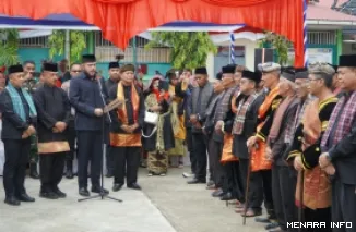 Wali Kota Padang Fadly Amran melantik sekaligus mengukuhkan Pengurus Kerapatan Adat Nagari (KAN) Pauh IX periode 2026--2031 di halaman Kantor KAN Pauh IX, Sabtu (3/10/2026).