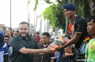 Wali Kota Padang Fadly Amran Menyerahkan Medali dan Cenderamata Kepada Juara Cabor Dayung Porprov Sumbar (*)