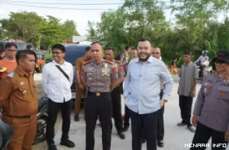 Wali Kota Padang Fadly Amran Bersama Dansat Brimob Polda Sumbar Kombes Pol. Lukman Syafri Dandel Malik Meninjau Pengerjaan Jalan Lingkung di Makosat Brimob Polda Sumbar, Senin (26/10/2026)