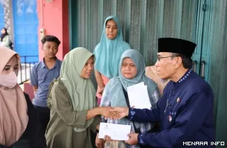 Wakil Wali Kota Padang Maigus Nasir Menyerahkan Bantuan Kepada Korban Kebakaran di Kecamatan Pauh (*)