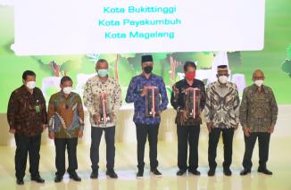 Ketua DPRD dan Wako Bukittinggi Terima Anugrah Nirwasita Tantra 2021