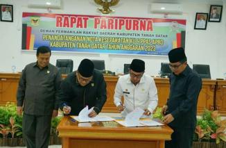 Bupati dan Pimpinan DPRD Tanah Datar Tanda Tangani Nota KUA dan PPAS 2023