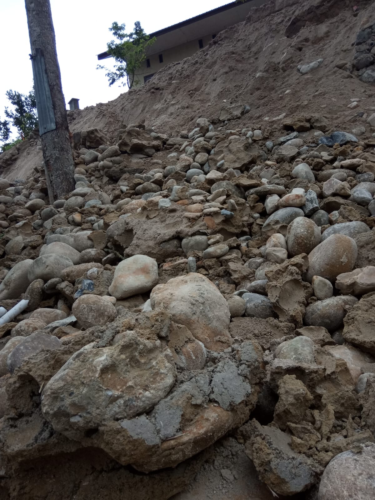 Masih Tahap Pengerjaan, Dam Tebing SDN 28 Selasa Tangah Tiba-tiba Hancur