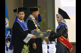 Penyerahan ijazah kepada Wisudawan Politeknik Pertanian Negeri Payakumbuh. Wisudawan Program Diploma dan Sarjana Terapan dilaksanakan di Kampus tersebut, Sabtu, (24/9) .