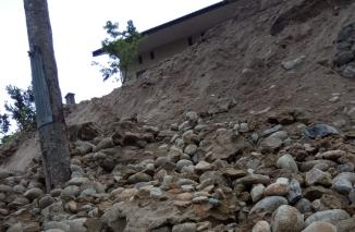 Masih Tahap Pengerjaan, Dam Tebing SDN 28 Selasa Tangah Tiba-tiba Hancur