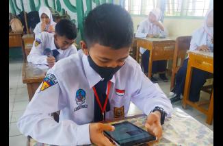 SMPN 1 Laksanakan PTS Berbasis Android