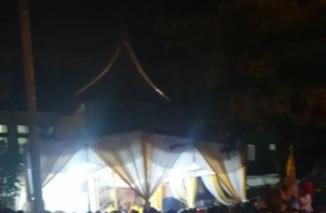 Perebutkan Yamaha Great, Ribuan Massa Padati Halaman Kantor Golkar Bukittinggi Hingga Pukul 2.30 WIB Minggu Dini Hari