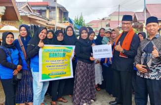 Wawako Marfendi Serahkan Bantaun Rp 50 Juta kepada KWT