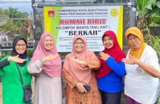 Ny. Nurna Eva Karmila Marfendi (tengah)