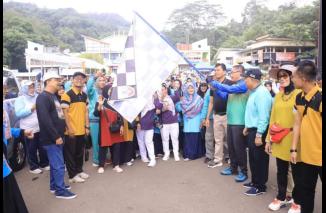 Peringati HUT PGRI dan HGN 2022, Ratusan Guru di Payakumbuh Ikuti Gerak Jalan Sehat