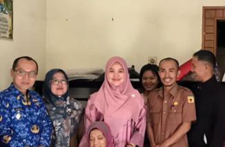 Warga Limo Kaum Penderita Glukoma Terima Bantuan Kursi Roda dari GOW Tanah Datar