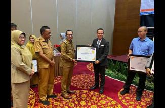 Pemkab Tanah Datar Beri Penghargaan Pengusaha Taat Bayar Pajak