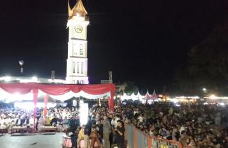 Bukittinggi Diguncang Artis Minang di Malam Puncak Pedati XII