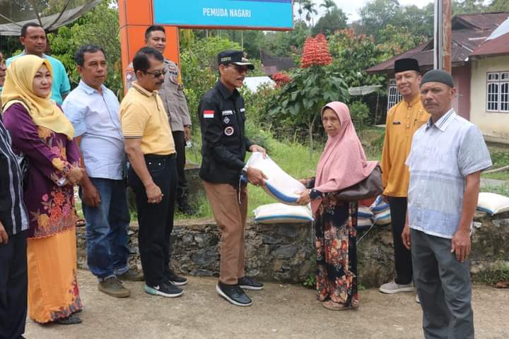 Bupati Limapuluh Kota Salurkan Bantuan 6,2 Ton Beras Di Koto Tangah
