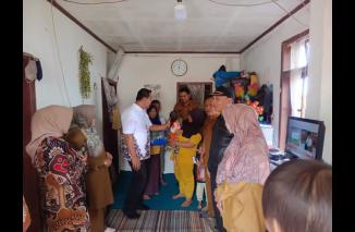 Ketua DPRD Salurkan Bantuan untuk Tiga Anak Stunting di TPL