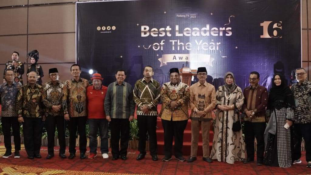 Bupati Limapuluh Kota Safaruddin Dt.Bandaro Rajo merupakan menerima penghargaan di ajang “The Best Leaders of The Year” Padang TV