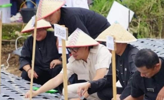 Wako Erman Safar Serahkan Bantuan Sarana Produksi Pengembangan Tanaman Bawang Merah dan Cabe ke Kelompok Tani di MKS