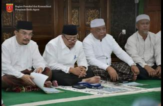 Andri Warman dan Keluarga Salat Tarawih Perdana di Masjid Agung Nurul Falah Lubuk Basung