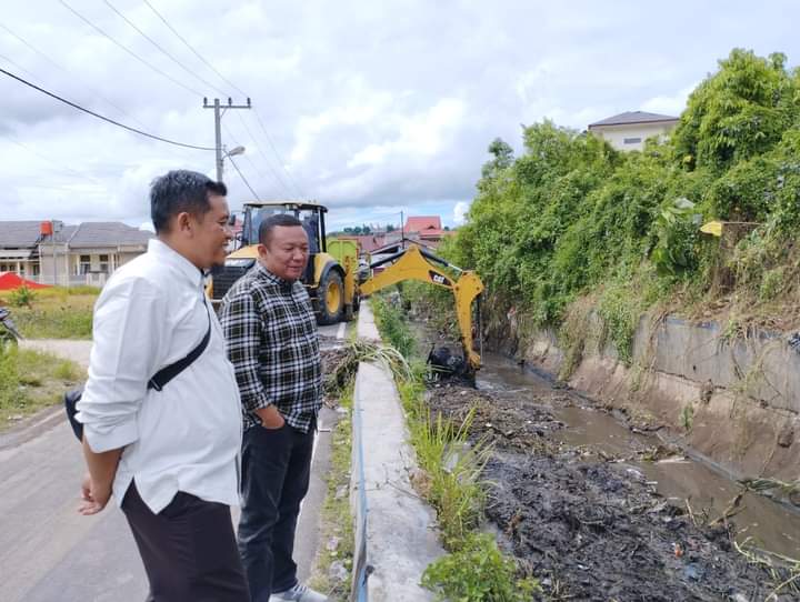 Dinas PUPR Bukittinggi Lakukan Pengerukan Sendimen Batang Agam