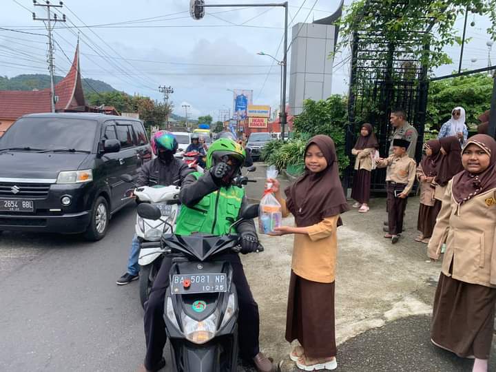 Siswa Kelas 5A SDN 07 PPB Berbagi Hampers Ramadan