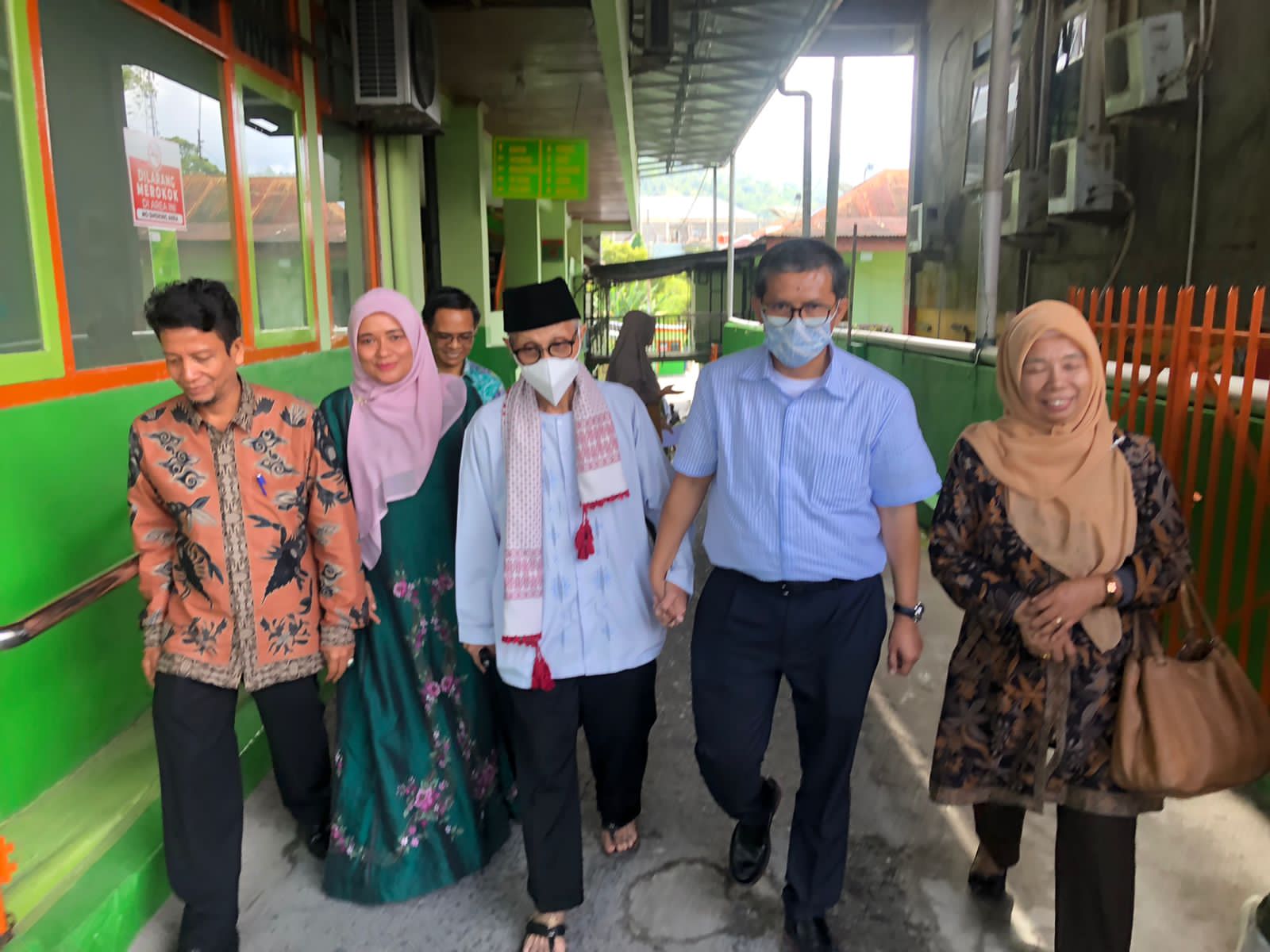 MDNG dan Pengusaha Nasional Yendra Fahmi Kunjungi Sekolah Bersejarah di Sumbar