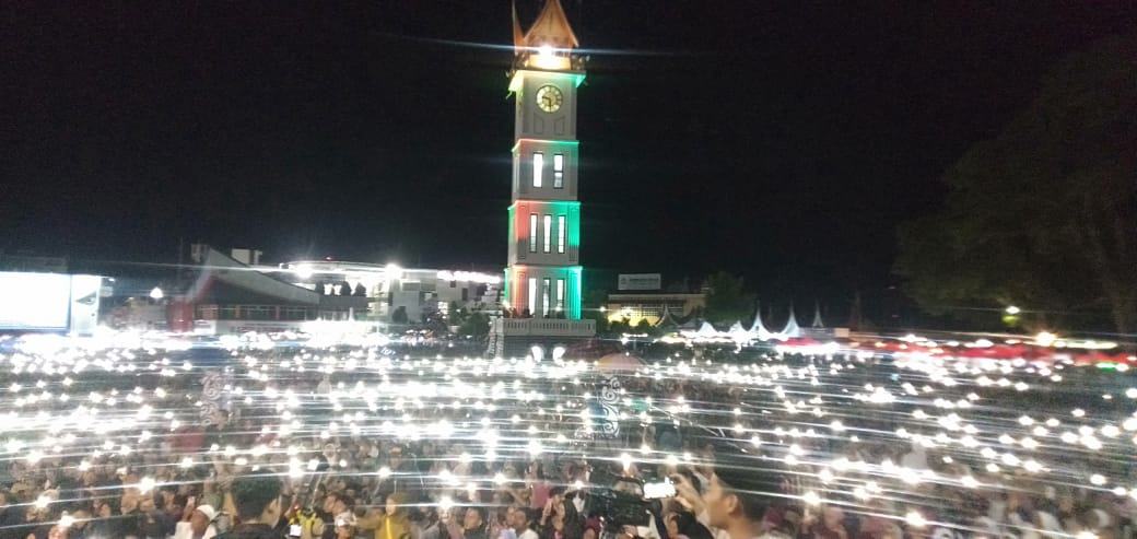Ikuti Bukittinggi Bershalawat, Ribuan Umat Muslim Padati Taman Jam Gadang
