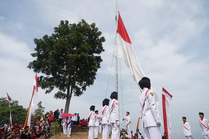 Warga Sungayang Kibarkan Bendera di Puncak Gunung Kasumbo