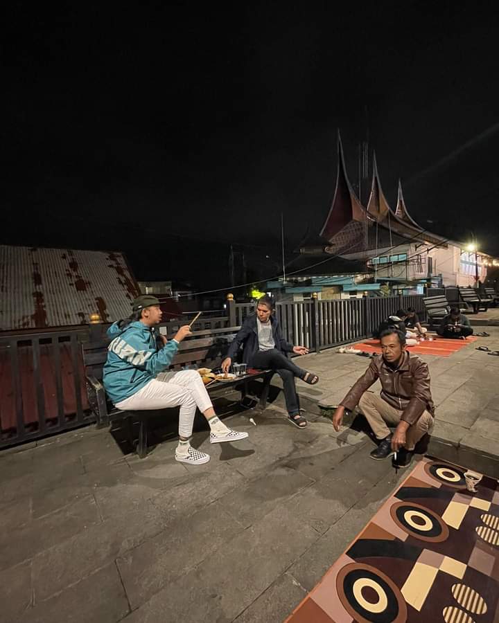 Wako Gaul..!! Erman Safar Ditemani Dirut PDAM dan Musisi Kopling di Jajanan Kaki Lima