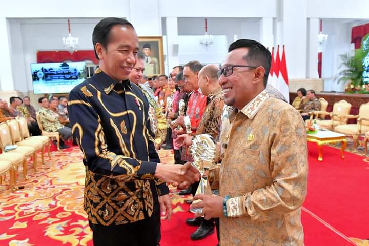 Bupati Tanah Datar Eka Putra Terima Penghargaan  dari Presiden Jokowi
