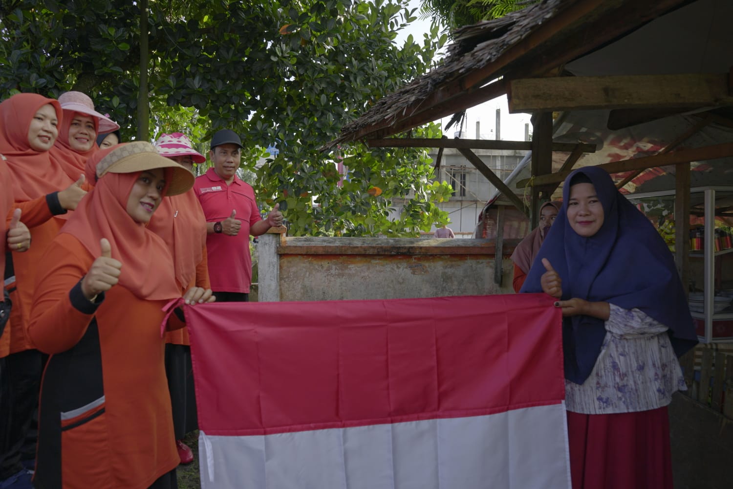 Dukung Gerakan Pembagian Bendera Merah Putih, Pemkab Agam Bagikan 2500 Bendera