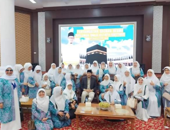 Wako Erman Safar Sambut Kepulangan Jemaah Haji Kota Bukittinggi