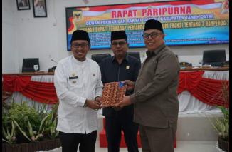 Bupati Tanah Datar Jawab Pertanyaan Fraksi DPRD Terkait Tiga  Ranperda