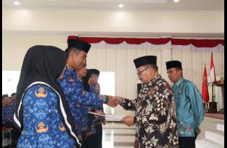 Pemkab Agam Serahkan SK Kenaikan Pangkat PNS Periode 1 Oktober 2023