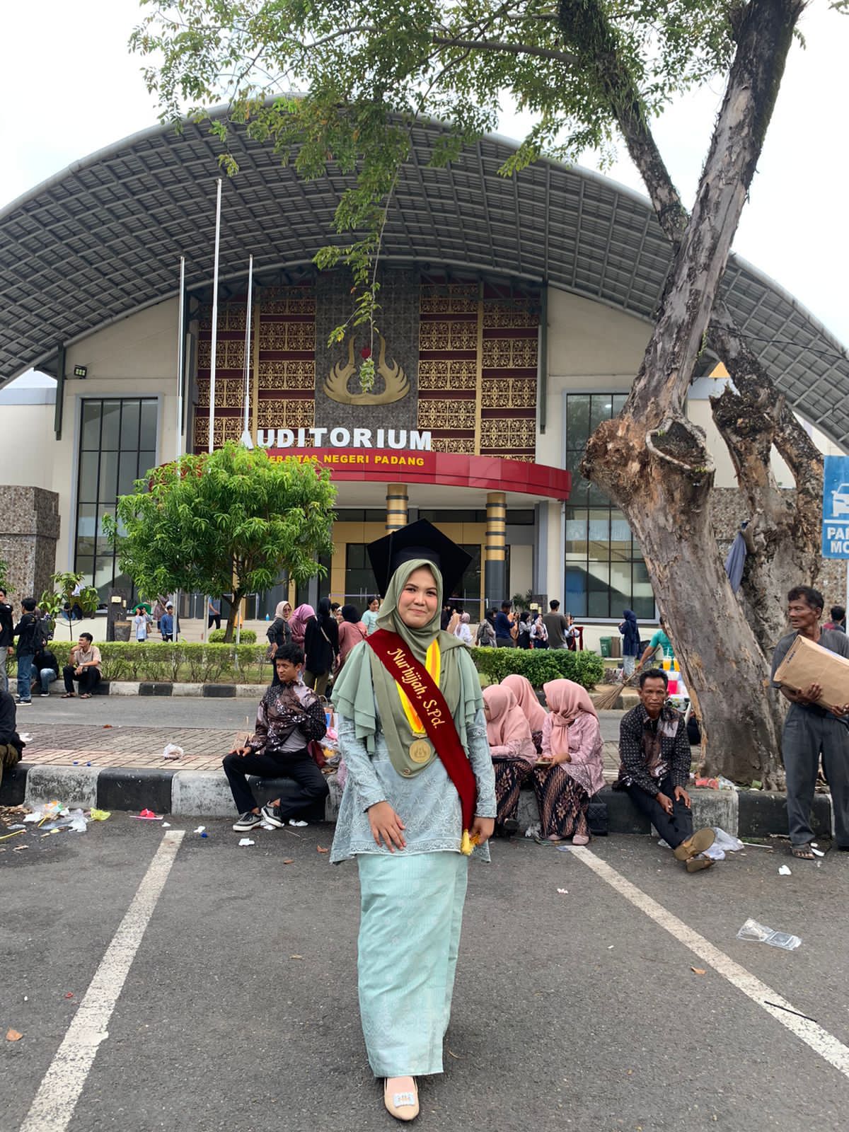 2 Mahasiswa Penerima Beasiswa dari MDNG Diwisuda