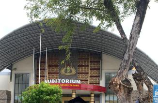 2 Mahasiswa Penerima Beasiswa dari MDNG Diwisuda