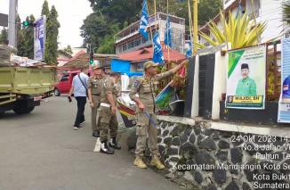 Sat Pol PP Bukittinggi Tertibkan APK Caleg Langgar Perda