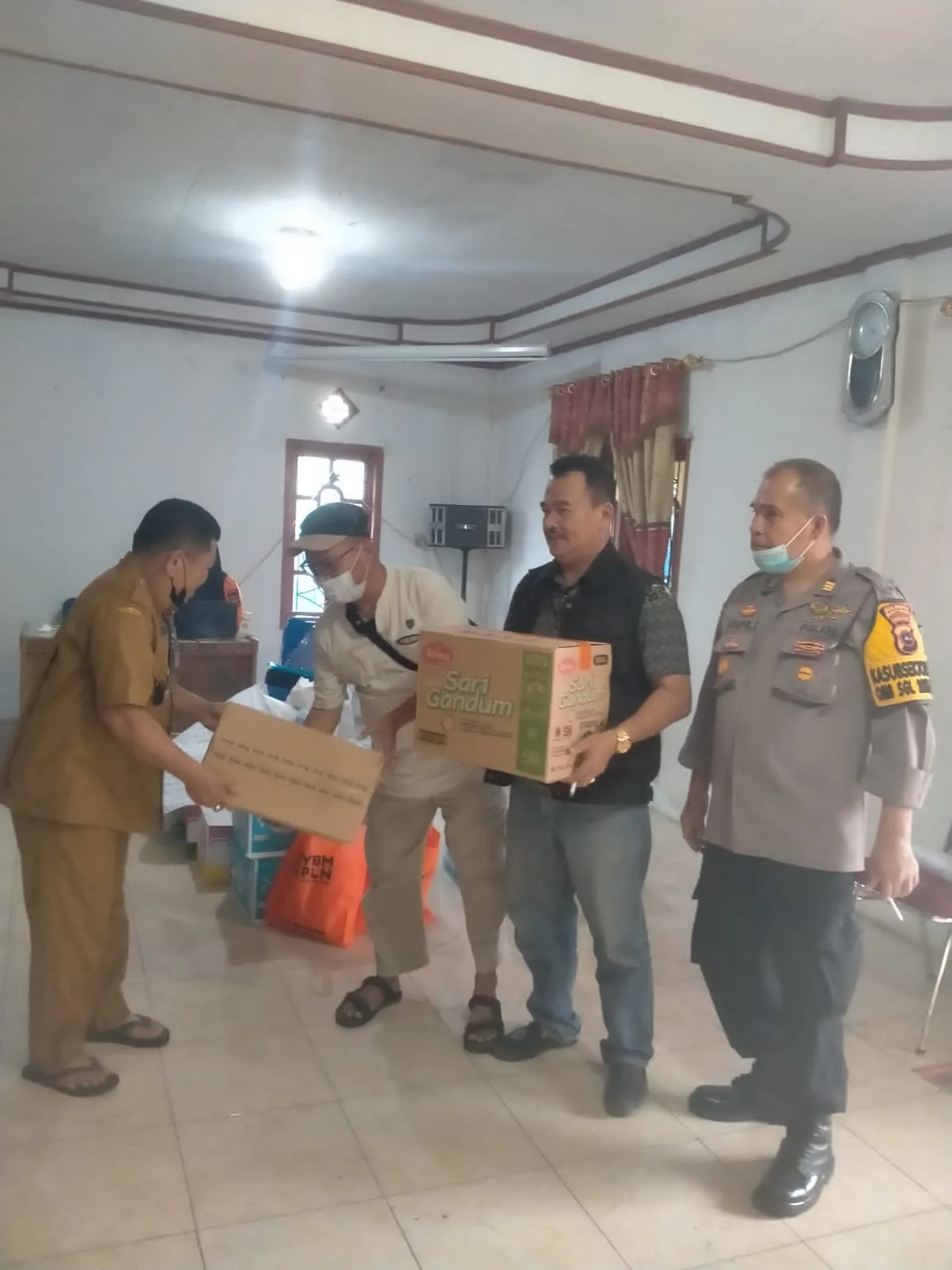 Partomat Beri Bantuan Makanan Siap Saji ke Relawan Evakuasi Pendaki Gunung Marapi