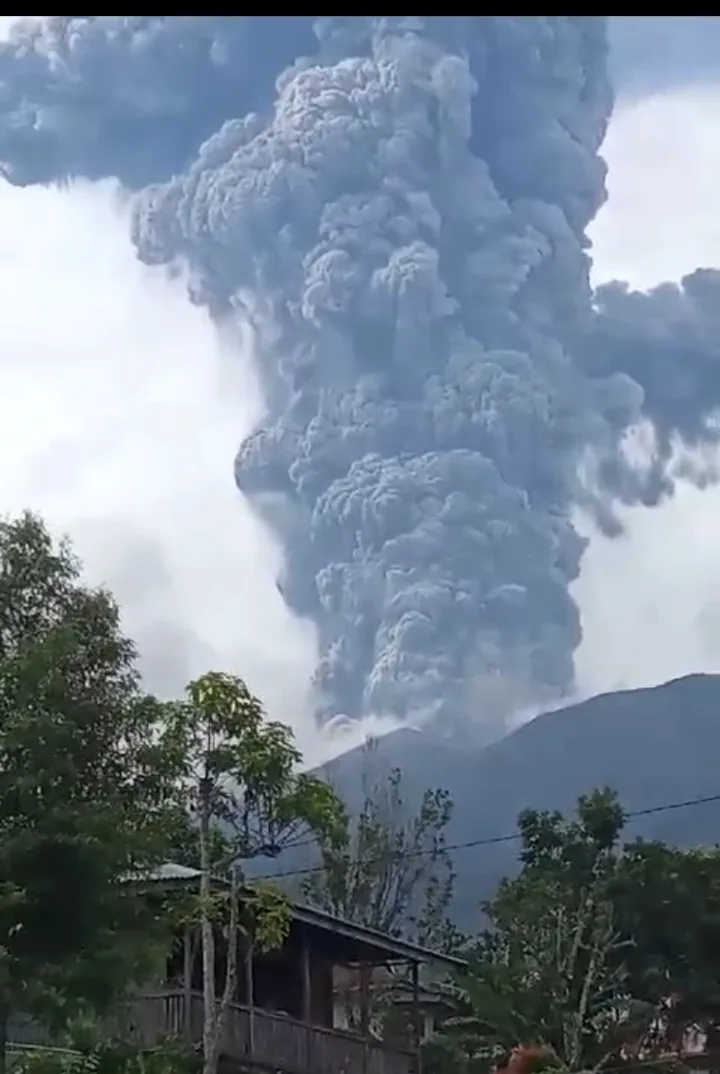 Gunung Merapi Meletus, Hujani Bukittinggi dengan Pasir dan Batu
