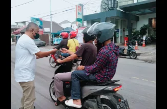 Pascaerupsi Gunung Marapi, Chairunnas Bagikan Masker Gratis ke Pengendara Kendaraan