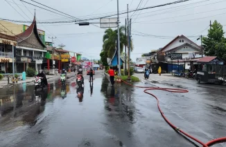 Abu Vulkanik Masih Hujani Bukittinggi, DPKP Terus Bersihkan Jalan Protokol