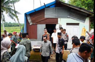 Baznas Tanah Datar Bantu Rumah Warga Tertimpa Pohon