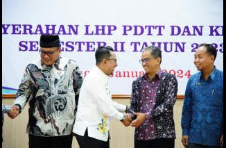 BPK Sumbar Serahkan LHP Kepatuhan Belanja Daerah 2023 Pada Pemkab  Tanah Datar