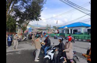 Abu Vulkanik Masih Turun, BPBD Kesbangpol Kembali Bagikan Masker